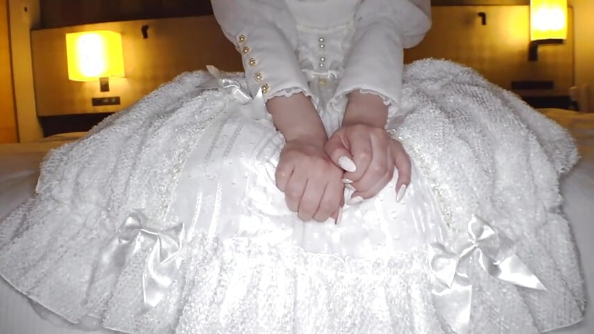 成熟した男とゴシックの美女が暗い魅力に引き寄せられる