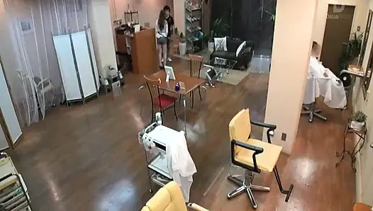 Güzellik salonu baştan çıkarma. Her hizmetin arkasında sessiz zevk.