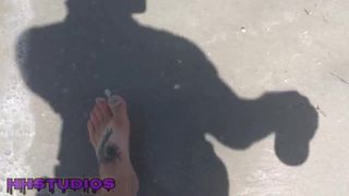 Paso hijo muestra sexy pies desnudos desnudos en la playa