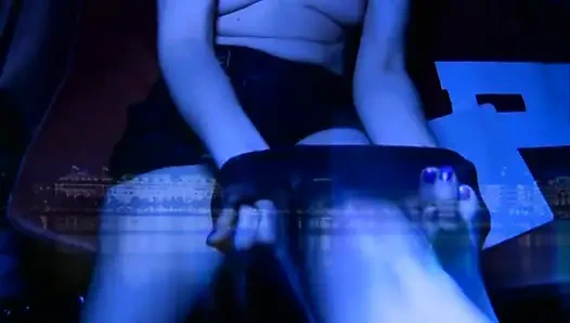 İki büyük göğüslü fahişe arzu ve zevkle yarak emiyor ve sikiyor