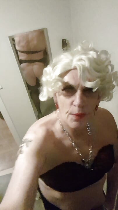 ترانس تستعد لممارسة الجنس