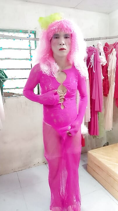Oanh Le transgender trägt ein sexy Kleid, um ein Selfie zu machen
