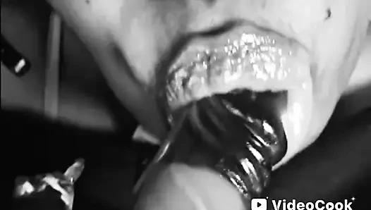 Cewek sange ini lagi asik nyepong kontol sambil mengisap bibir!!!