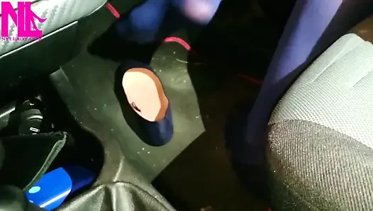 Cewek sange ini lagi asik goyangin pantat bahenolnya pakai stoking biru di pom bensin