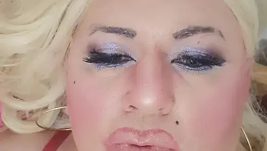 Güzel kadın kılıklı kadın kristal tıkaçla kapatıyor