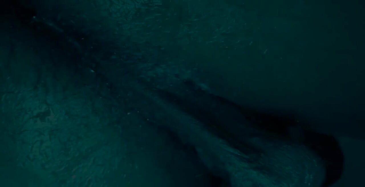 Göte tapan Hallelujah Johnson (Dr. Manhattan terliyor)