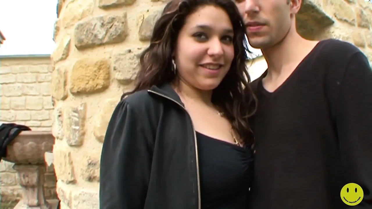 香港的胖乎乎的Marie-Laure在外面吮吸鸡巴, 然后被插进去