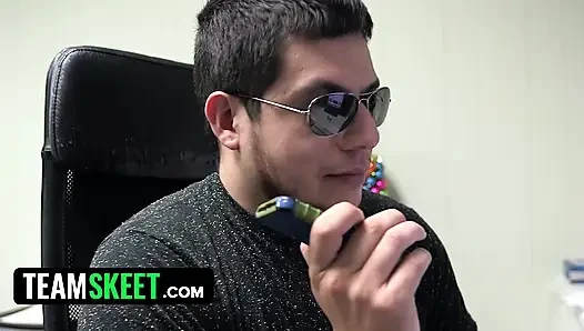 Невинная тинка принимает большой жесткий член в ее задницу, чтобы сохранить девственность