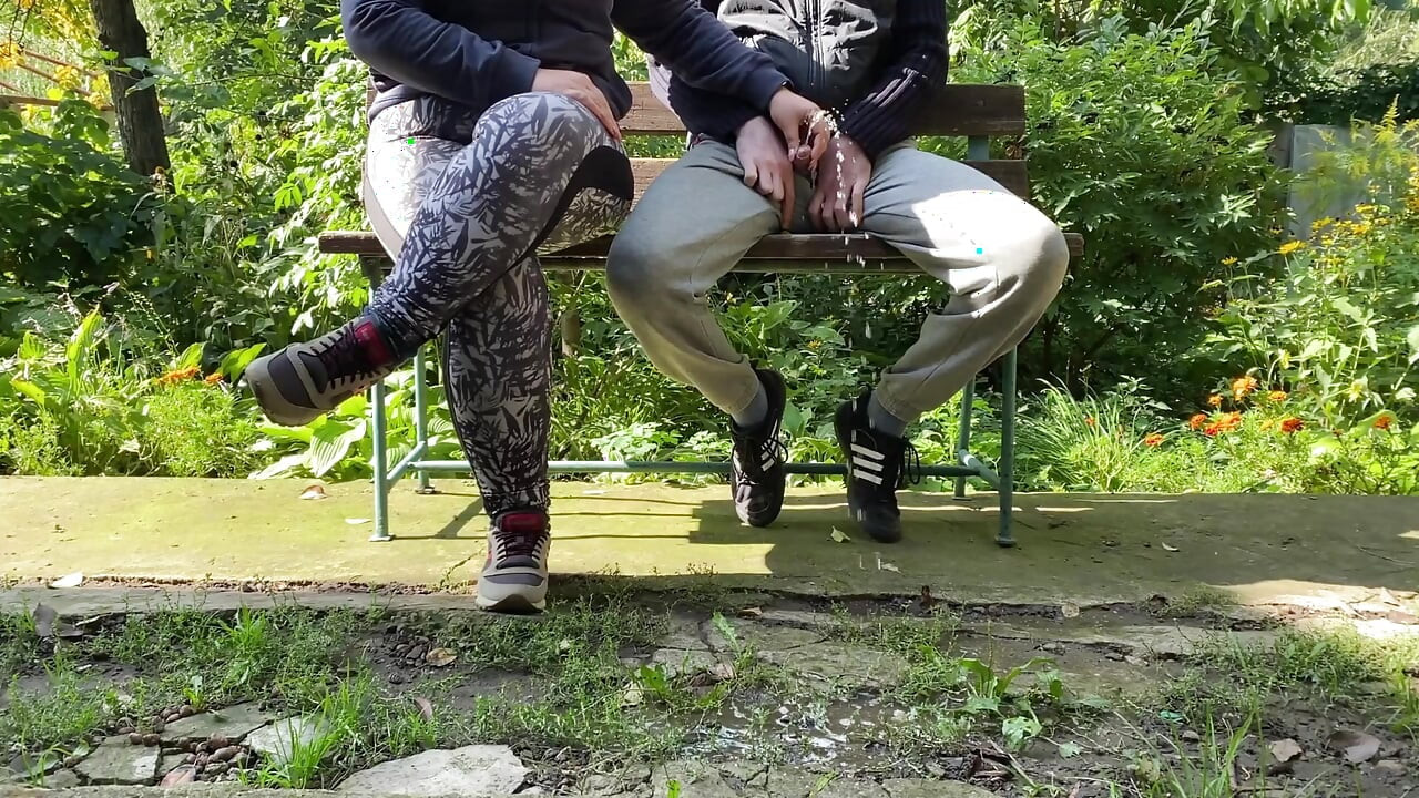 Zrela milf s odličnom guzicom pomogla mi je popišati