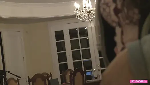 Cewek manis latina dengan memek berbulu dientot