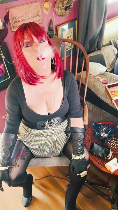 A Naughty secretary Tina Snua Dons Leathe Gloves, Jewellery & Chain Smokes 2 Cigarettes - Smoking Pantyhose