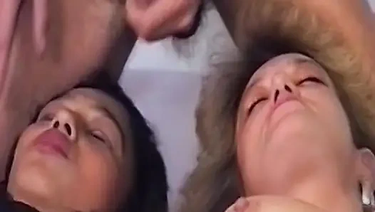 Стильные немецкие шлюшки в чулках дрожат член в тройничке