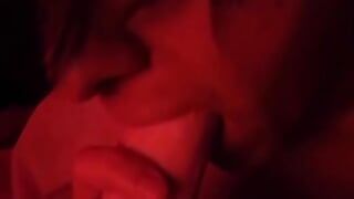 Urocza emo twink pokazuje, jak dba o 8-calowego penisa