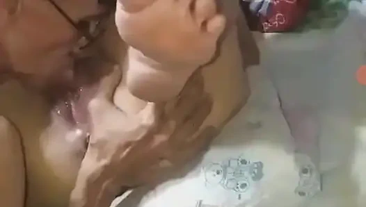 Cewek ini puas banget sama aku. Dia senang banget ngajak dia fisting dan jilat memeknya di saat yang bersamaan