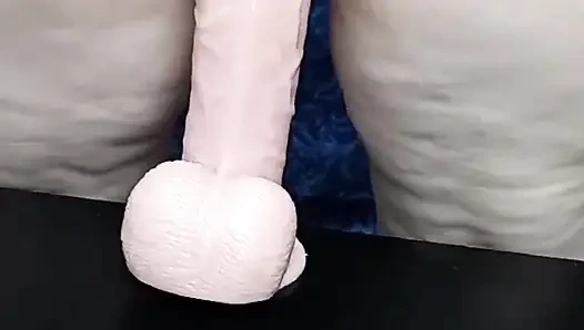 Грязная сливочная киска и большая намазанная маслом задница, прими большой дилдо