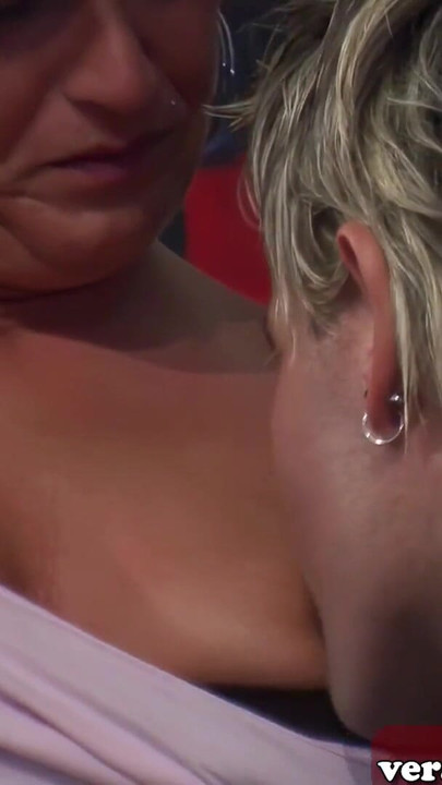 ドイツの主婦が路上でのセックスに招待される | クリップ 1