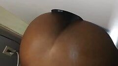 Наблюдаю, как странный большой черный член трахает волосатую киску моей девушки в любительском видео