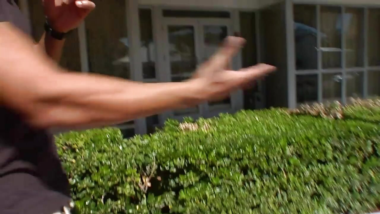 Bruneta cu fundul mare ia o pulă bună în pizda ei