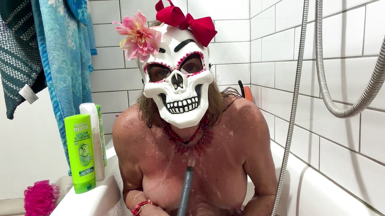 Lizzy Yum SD October 2026 Bathing Masturbation Dilating a very edging halloween