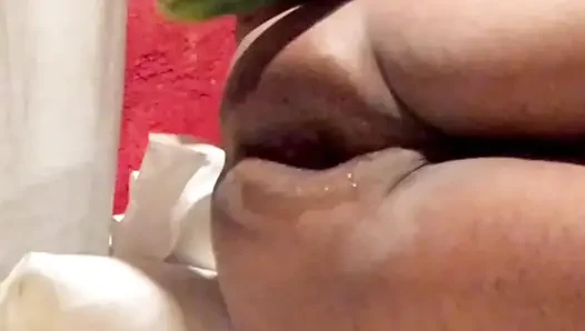 Pasif latin zengin salatalık alıyor ve zengin bir anal fışkırtıyor