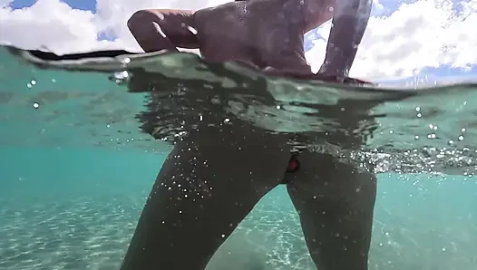 Tante seksi berenang sambil pakai butt plug di bawah air sambil bugil