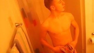 Twink ile bir büyük çük showering