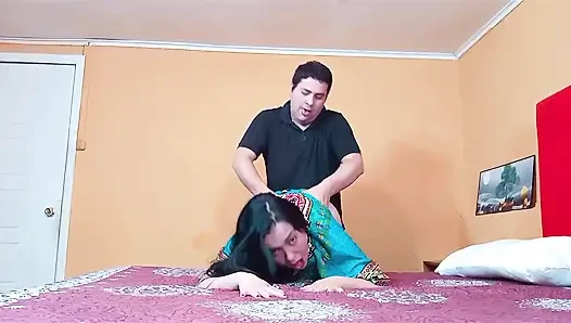 Я нашел индийскую тетушку одну дома и трахнул ее сзади.