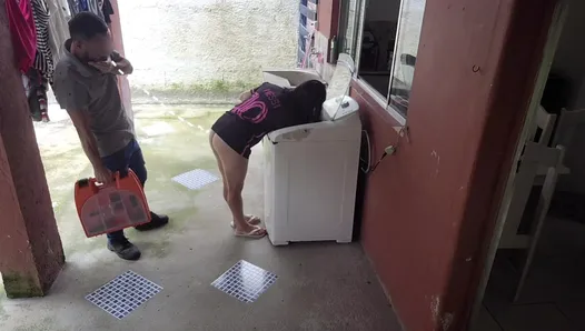 Une femme au foyer mariée paye le technicien de la machine à laver avec son cul pendant que son mari cocu est absent