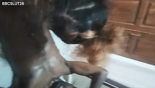 Büyük zenci yarağı sürtük çift anal seks yapıyor
