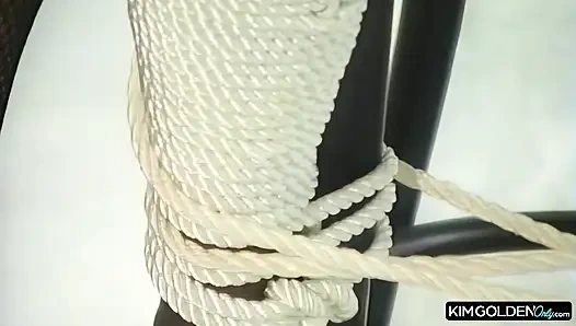 Sinnliche Bondage mit prallen Bruesten