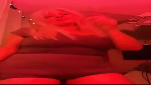 Berdansa dengan Rosie? Ayo Sweet Pea. Bangun dan gerakkan tubuh kita!! Bersama...