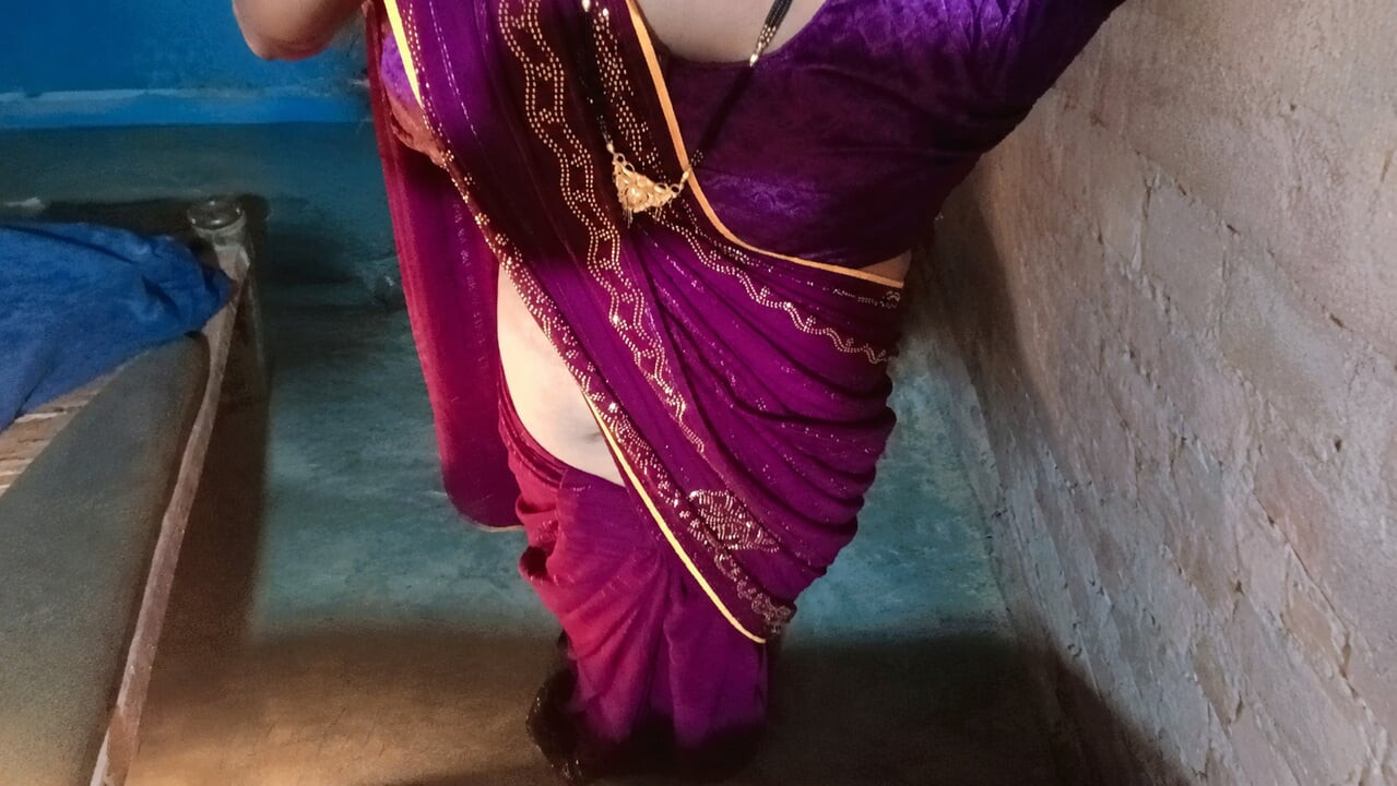 Hot bhabhi wearing sexy saree