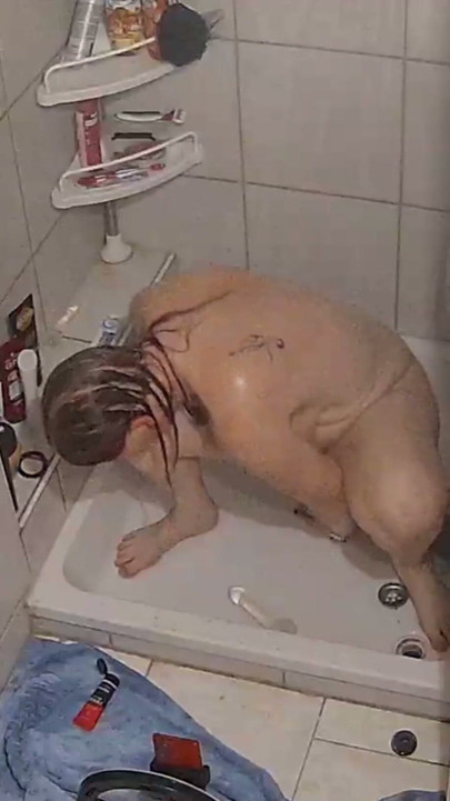 Camera surprinde nevasta călărind un dildo în duș | Clip 2