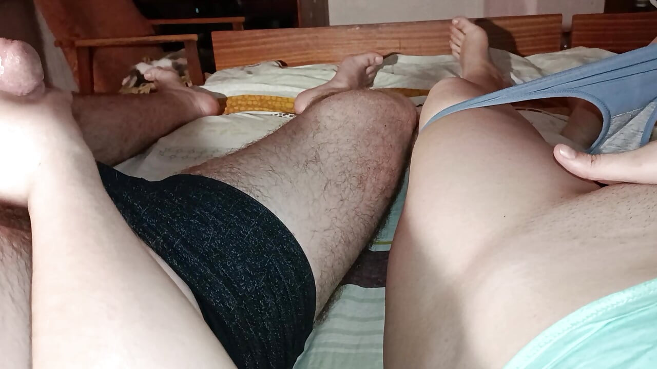Terapia Familiar, Masturbándome En La Cama De Mi Esposo