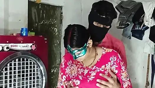 Göt amcık sikiyor yarak emiyor göğüslerini emiyor memeden süt emiyor ve domaltarak yarağa oturuyor ve doğrudan Hintçe seste yatıyor