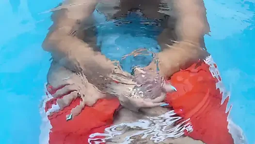 Sepong kontol, ngocok kontol di kolam renang umum