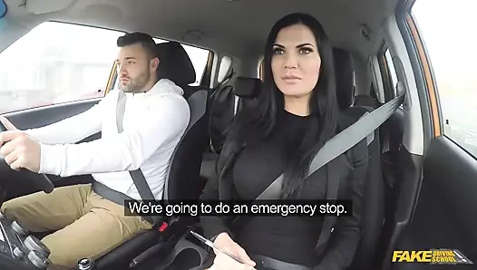 Sahte sürücü kursu - büyük memeli ateşli esmer Jasmine Jae max'e arabada teşhir ediyor ve onu domaltarak seks için çekiyor