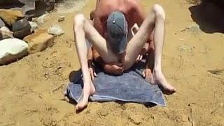 Nat cae en un sunbaker desnudo