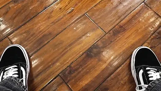 Идеальная милфа Trinity St Clair позволяет молодому девственному пареньку трахать ее пизду