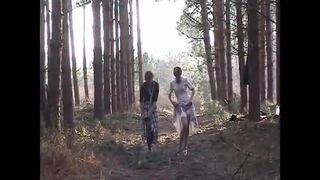 Sara en Jade strippen in het bos