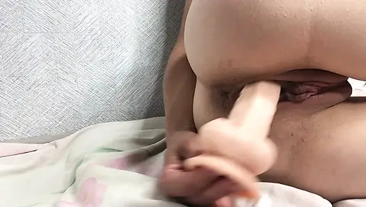 Schönheit im Jeansrock kein höschen fickt dildo