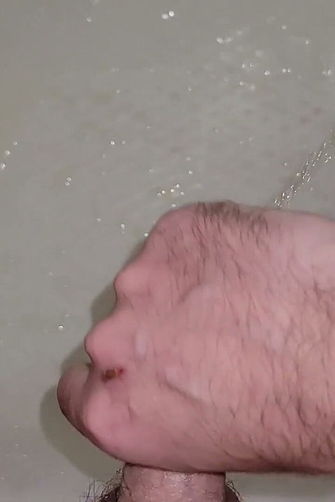 Titta på mitt peehole när jag kissa och sprutar med kissa blandat i min sperma!