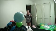 La abuela mala y cachonda fuma y se folla a su nieto mientras reventa globos