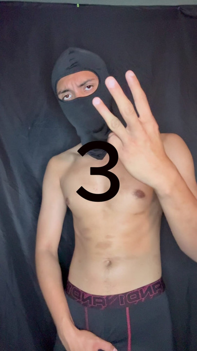 Twink muestra su polla