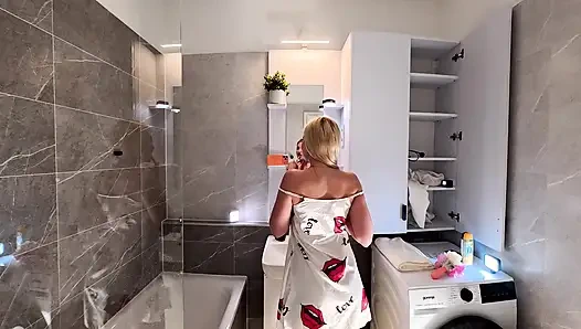 Saten gecelikli süper ateşli seksi sarışın üniversiteli kız banyoda gece için hazırlanıyor