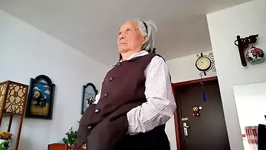 La vieja abuela china consigue follada