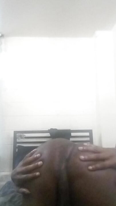 발정난 게이 블랙 SissyBoy 젖꼭지로 노는 쪼이는 전리품을 퍼뜨리고 흑인 대물 자지 따먹기