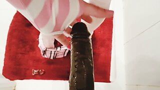 Sissy Tina Noxx scopa un grosso dildo nero sotto la doccia