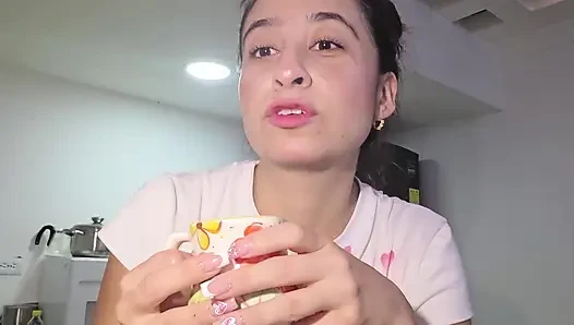 Sesi kopi santai sambil ngobrol sambil bersantai
