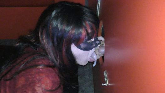 Discarica di sborra al gloryhole del teatro per adulti